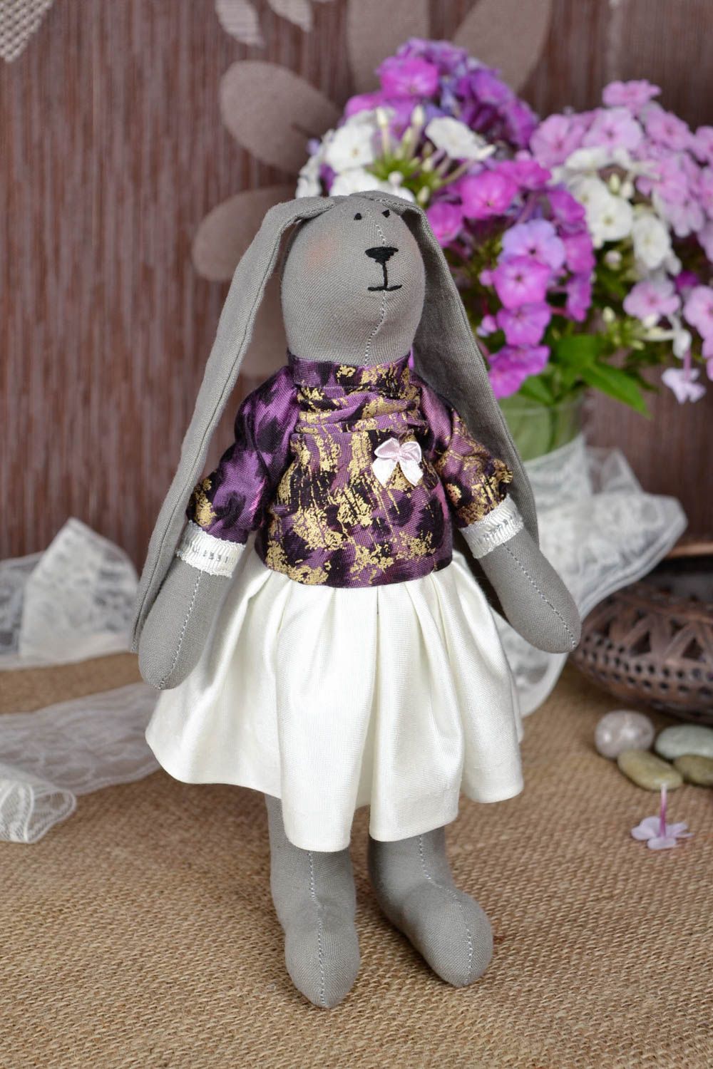 Peluche lapin gris en tissus Jouet fait main en robe Cadeau pour enfant photo 1