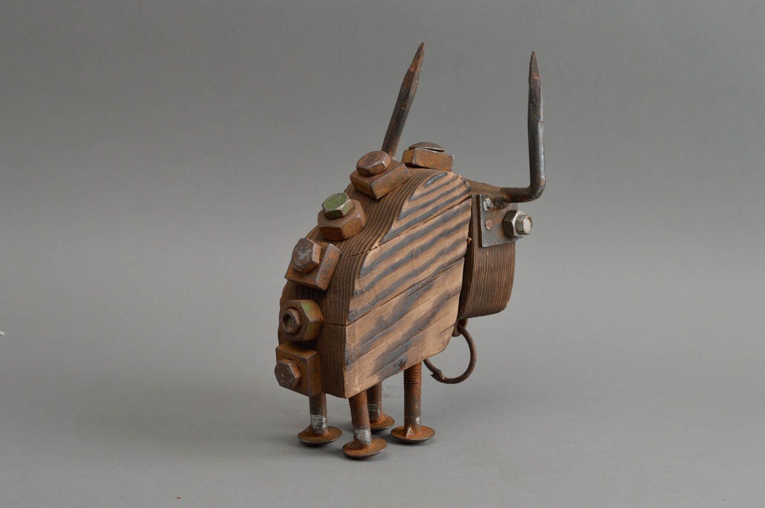 Kleine originelle Deko Statuette aus Holz und Metall künstlerische Handarbeit foto 4