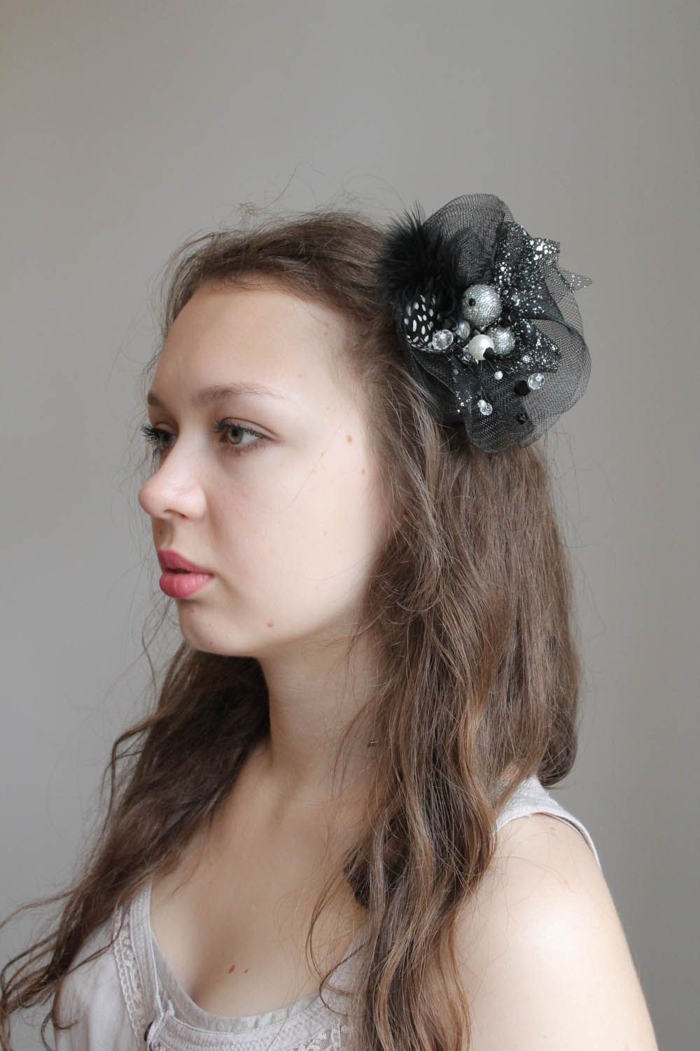 Black tulle and feather hair clip photo 5