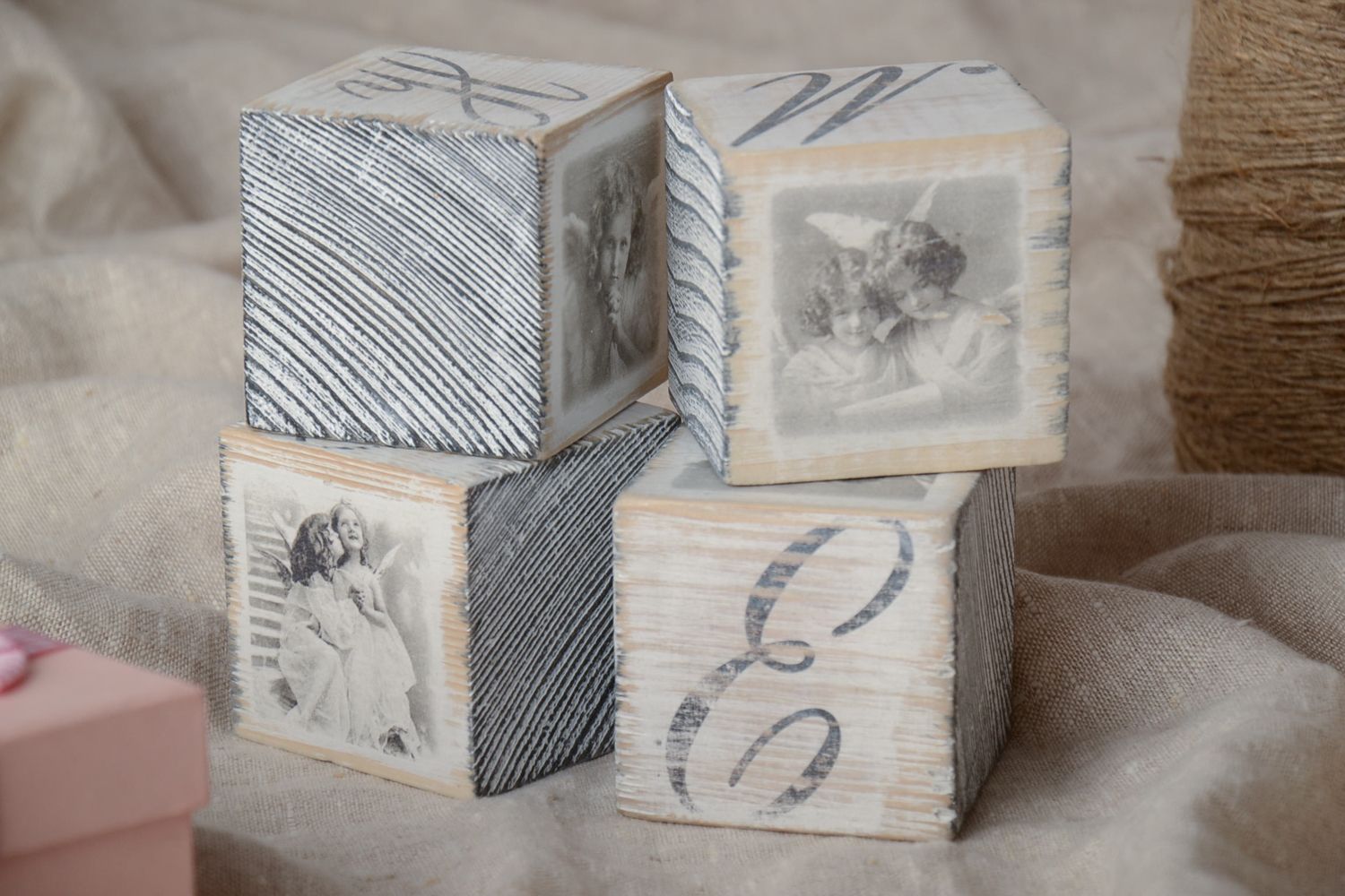 Petits cubes en bois blancs Home pour décoration quatre pièces faits main photo 1