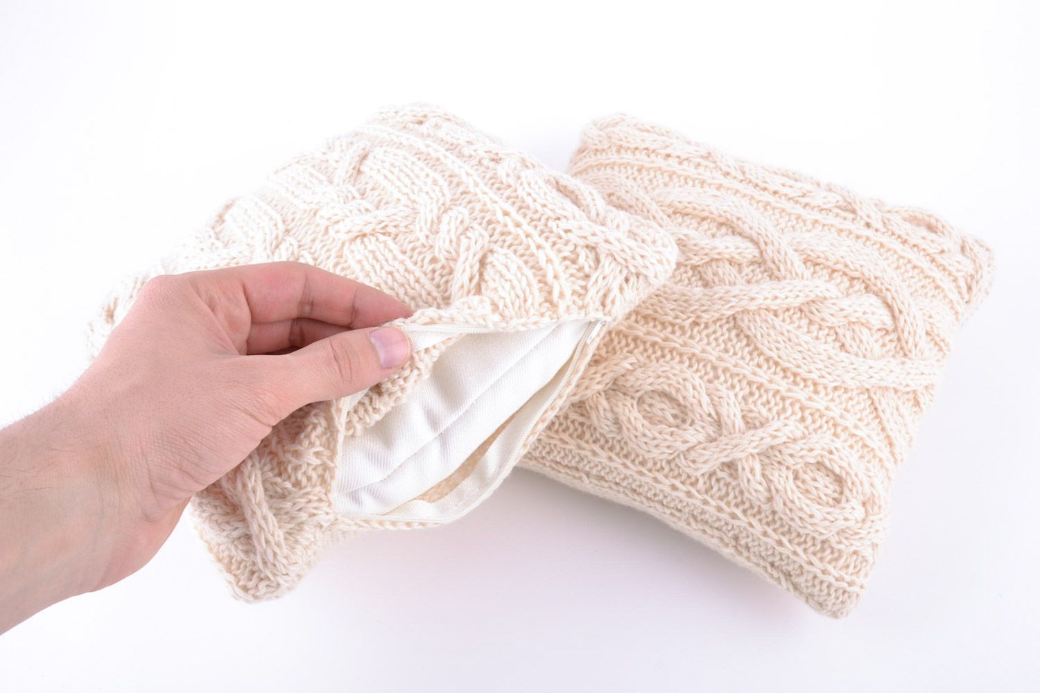 Deux housses de coussins tricotées en mi-laine beiges faites à la main photo 2