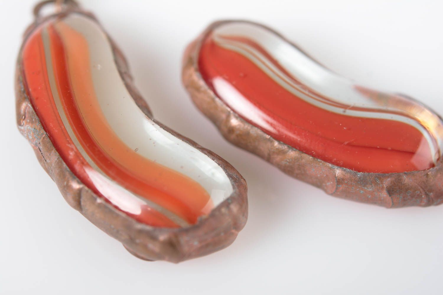 Boucles d'oreilles en verre et métal originales rouges faites main accessoire photo 2