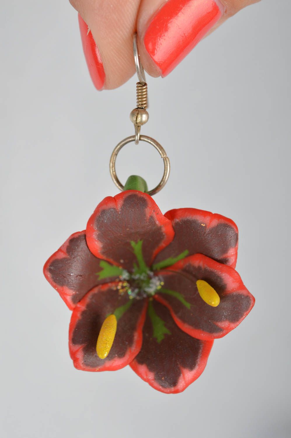 Schöne Damen handmade Ohrringe aus Polymerton in Form von tropischen Blumen foto 5