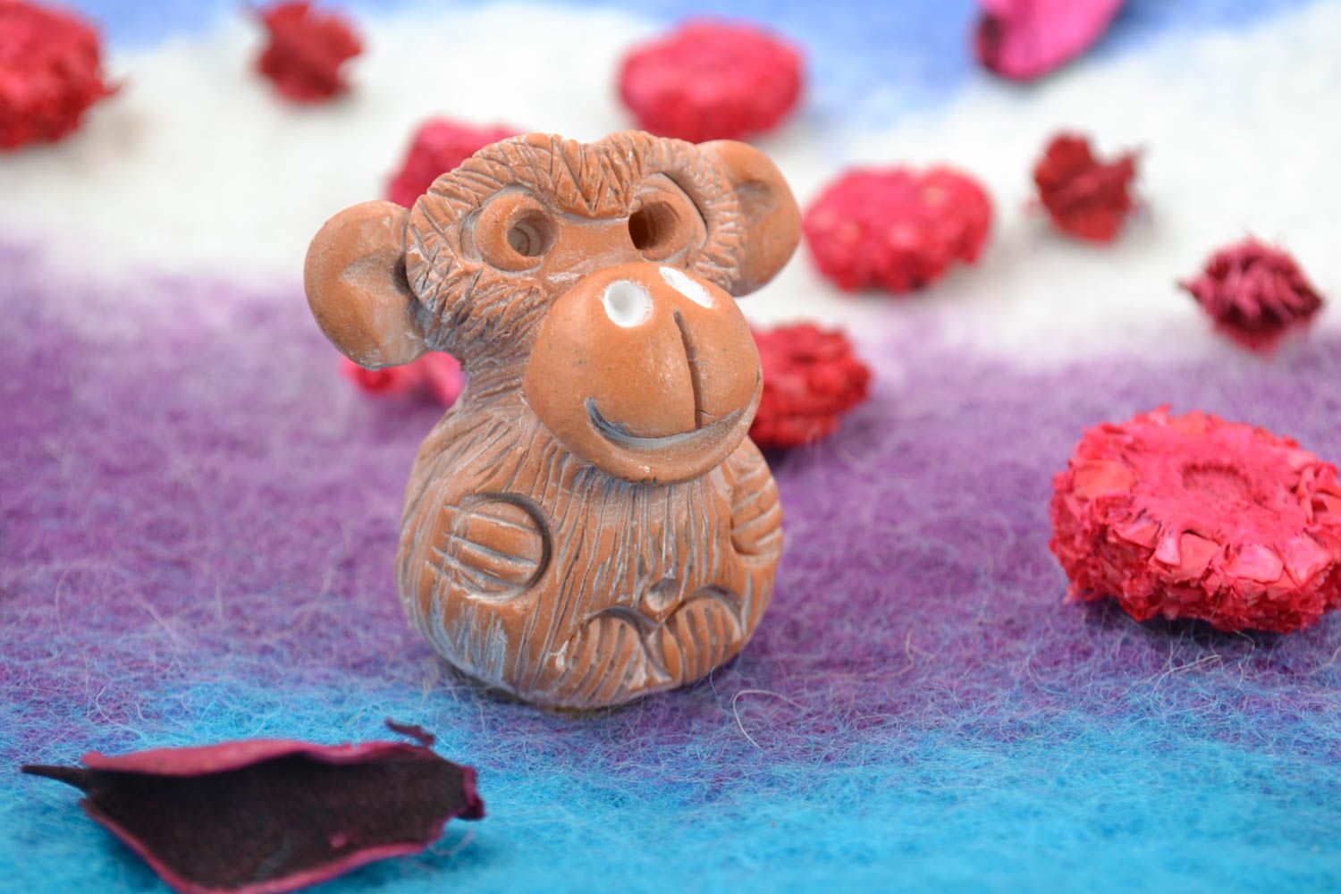 Figurine singe en argile faite main marron peinte de couleurs acryliques photo 1