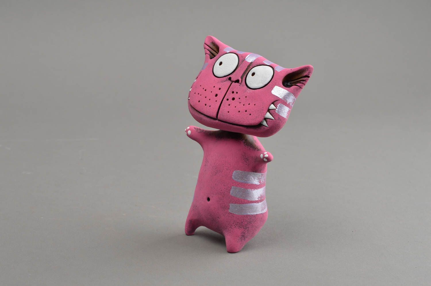 Розовая статуэтка из глины ручной работы в виде кота расписная оригинальная фото 3