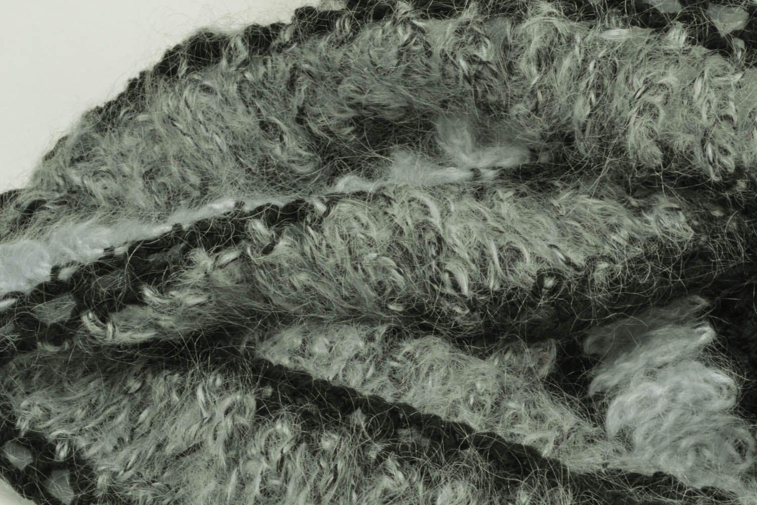 Écharpe tricotée au crochet gris noir photo 3
