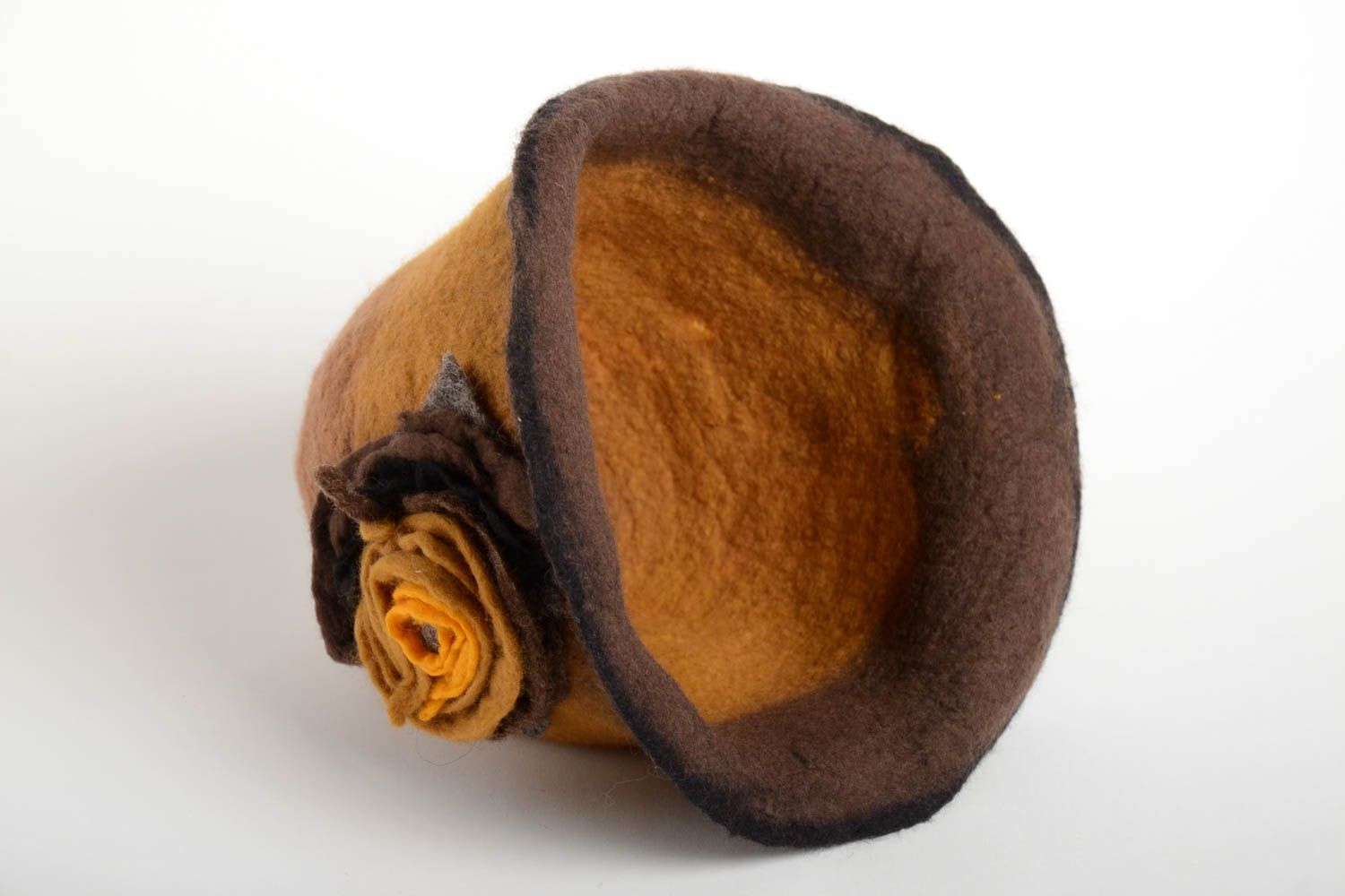 Handmade braune Mütze aus Filzwolle Accessoire für Frauen warme Mütze mit Blume foto 4