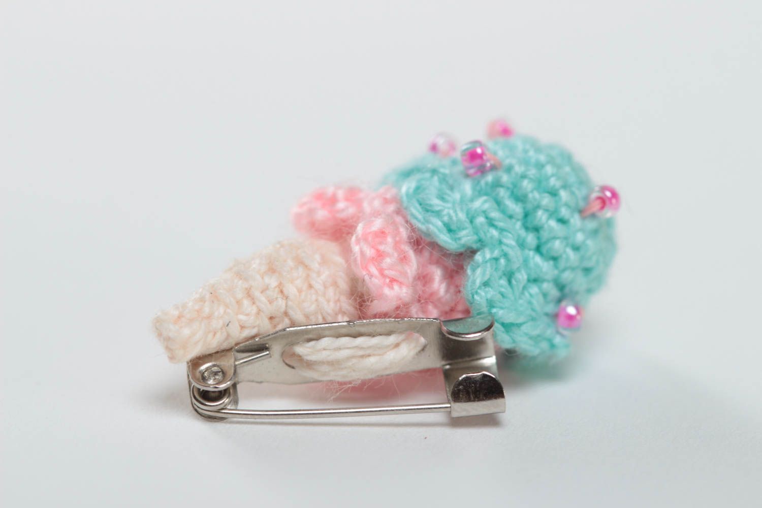 Broche tejido a ganchillo helado en miniatura de colores suaves hecho a mano foto 3