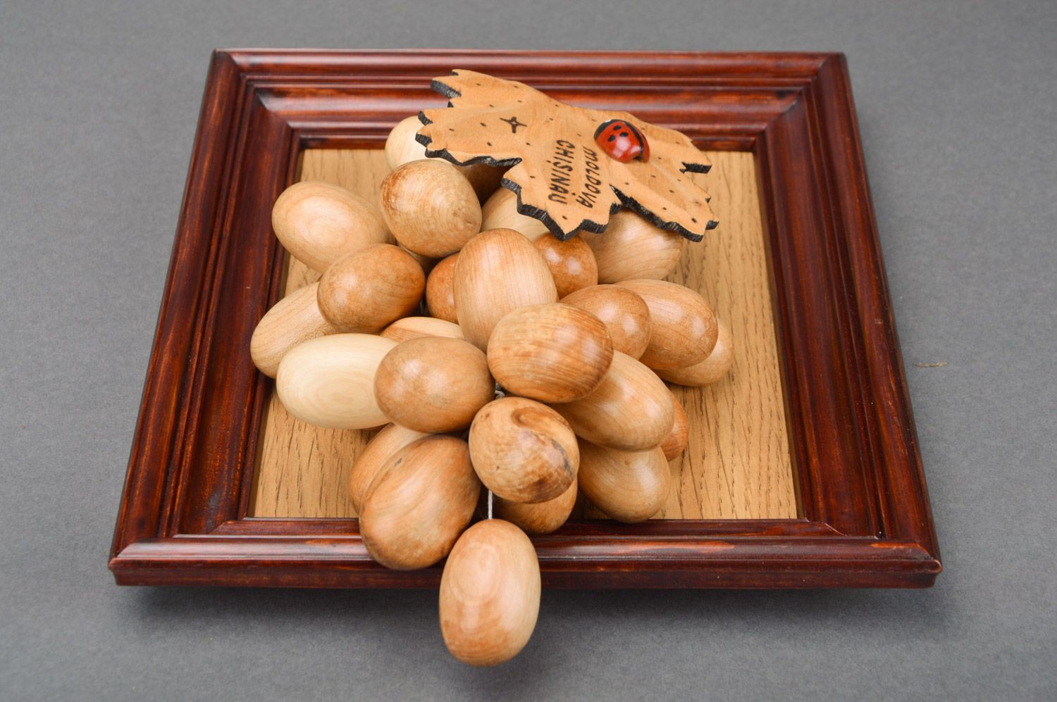 Cuadro de madera artesanal con racimo de uvas voluminoso marrón enmarcado foto 2
