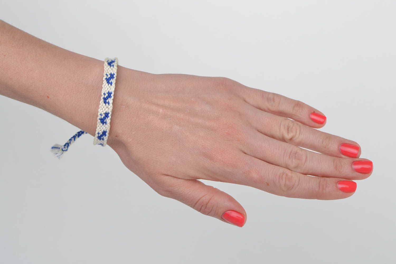 Bracelet en fils moulinés fait main tressé macramé blanc-bleu avec lacets photo 2