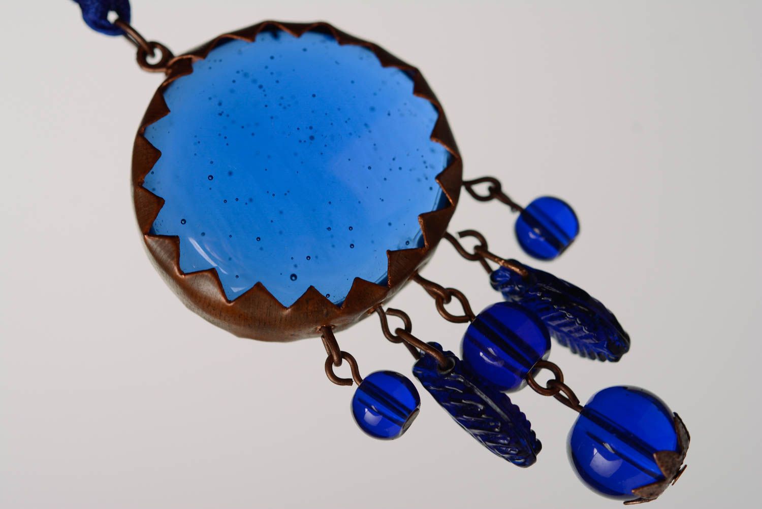 Кулон из стекла и металла медный на атласной ленте синий украшение ручной работы фото 3