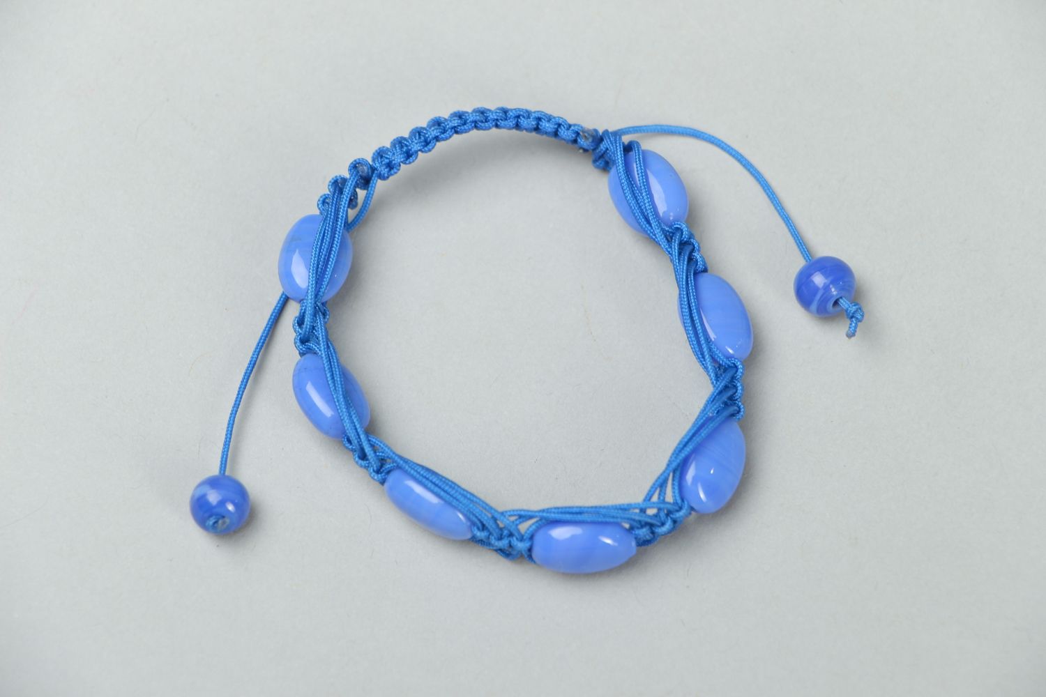 Плетеный браслет с бусинами голубой фото 1