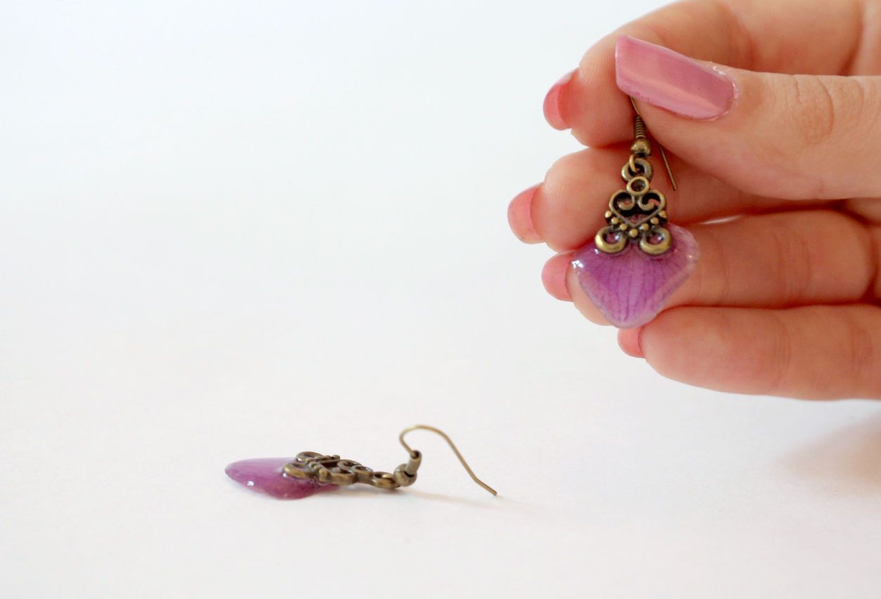 Boucles d'oreilles pendantes avec les pétales d'orchidée photo 5