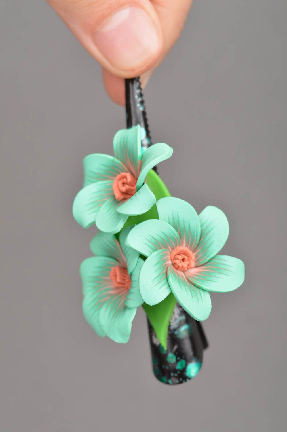 Barrette à cheveux turquoise avec fleurs en pâte polymère faite main design photo 2