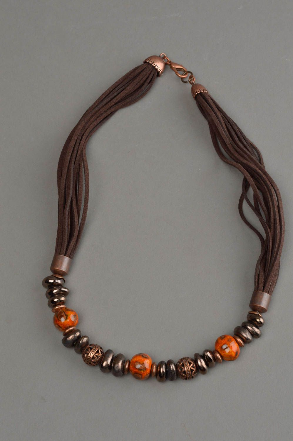 Collier céramique style ethnique marron et orange fait main sur lacet pour femme photo 2
