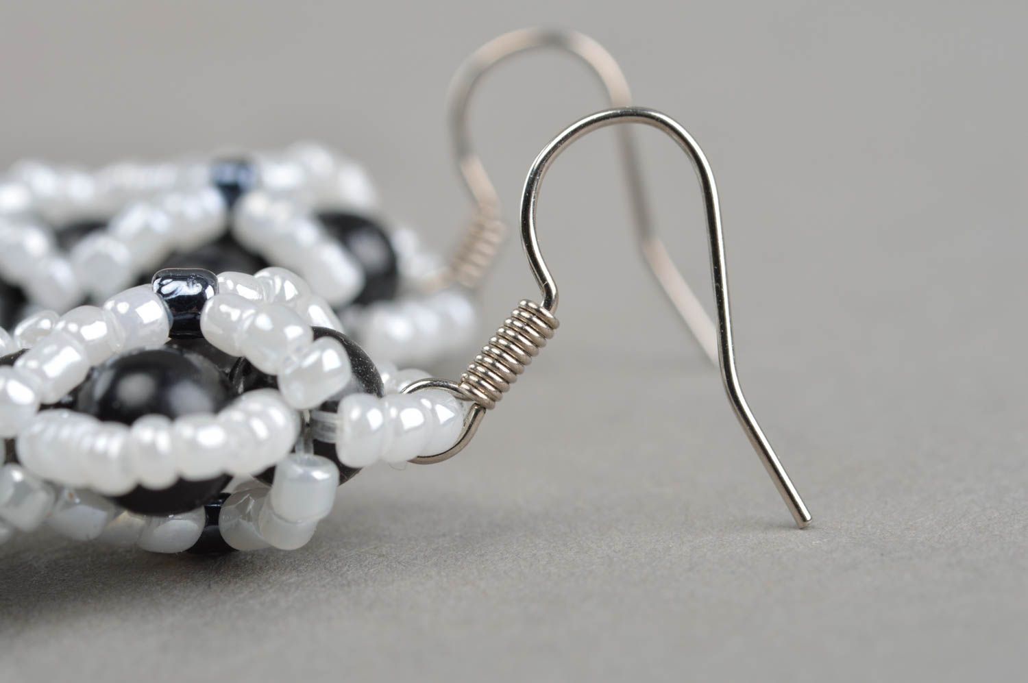 Boucles d'oreilles noir et blanc perles de rocaille perles fantaisie faites main photo 4