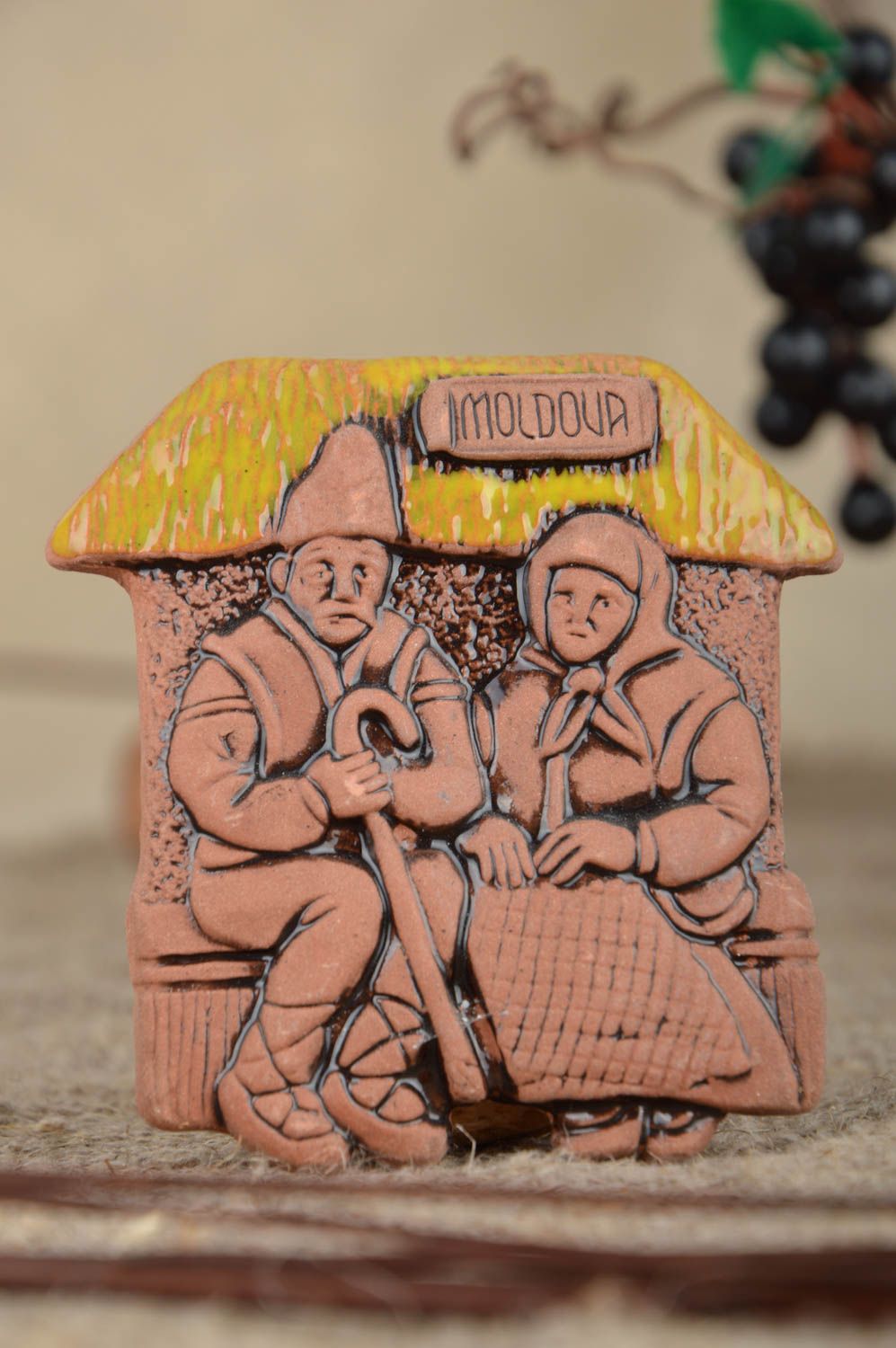 Aimant frigo céramique fait main original marron design Vieillards sur banc photo 1
