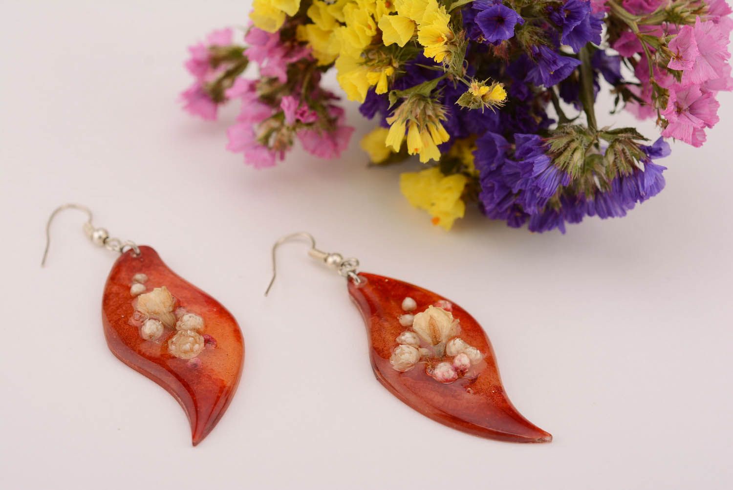 Boucles d'oreilles longues Jasmine en rouge photo 1