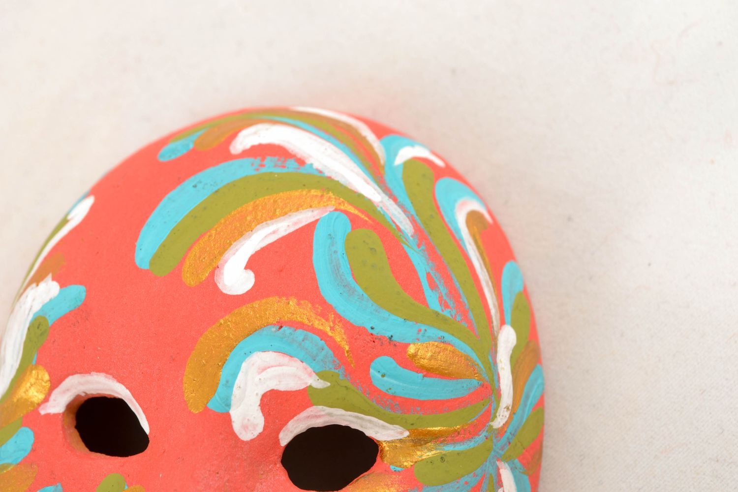 Masque décoratif d'argile avec peinture fait main photo 3