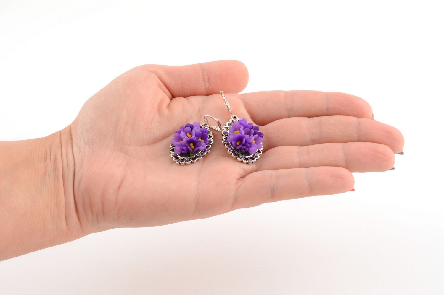 Pendientes con flores de arcilla polimérica hechos a mano violetas elegantes  foto 5