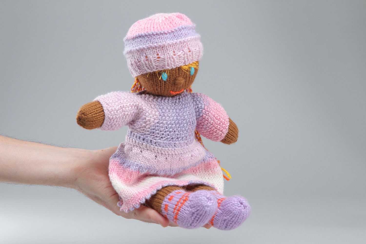 Мягкая вязаная игрушка кукла афроамериканка в розовом платье  фото 4