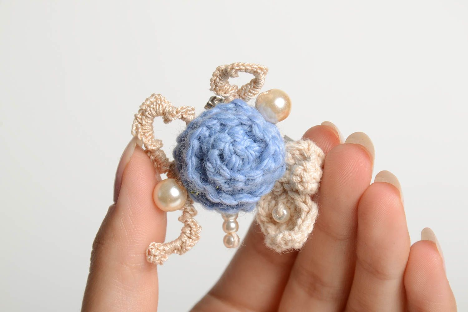 Broche fleur Bijou fait main tricot crochet Accessoire femme design de créateur photo 2