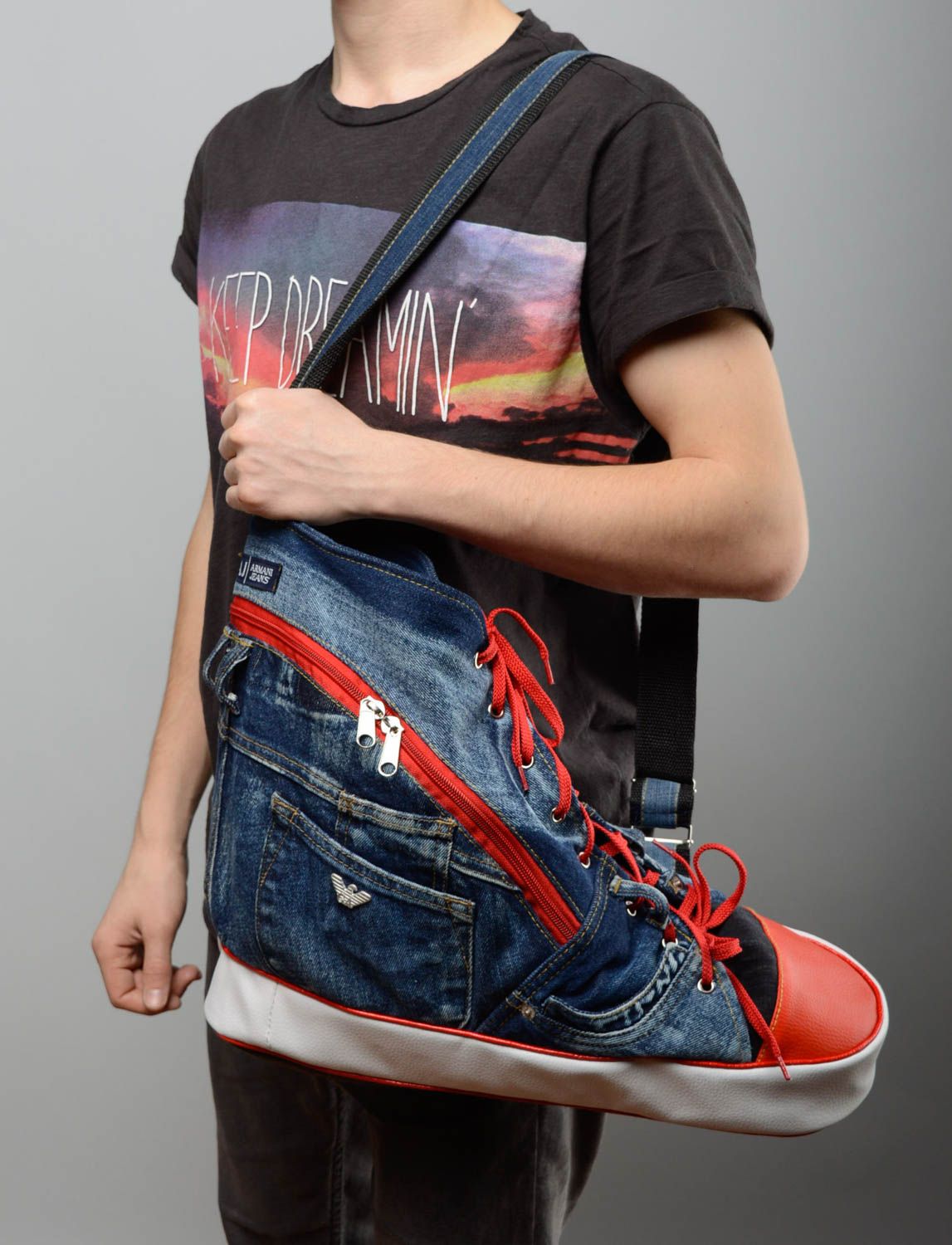 Sac à main en jeans avec design original accessoire en forme chaussure de sport photo 5