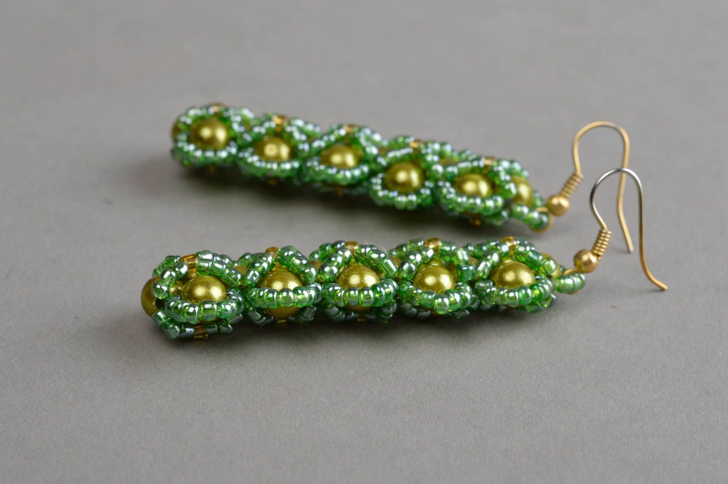 Boucles d'oreilles en perles de rocaille faites main couleur verte pendantes photo 3