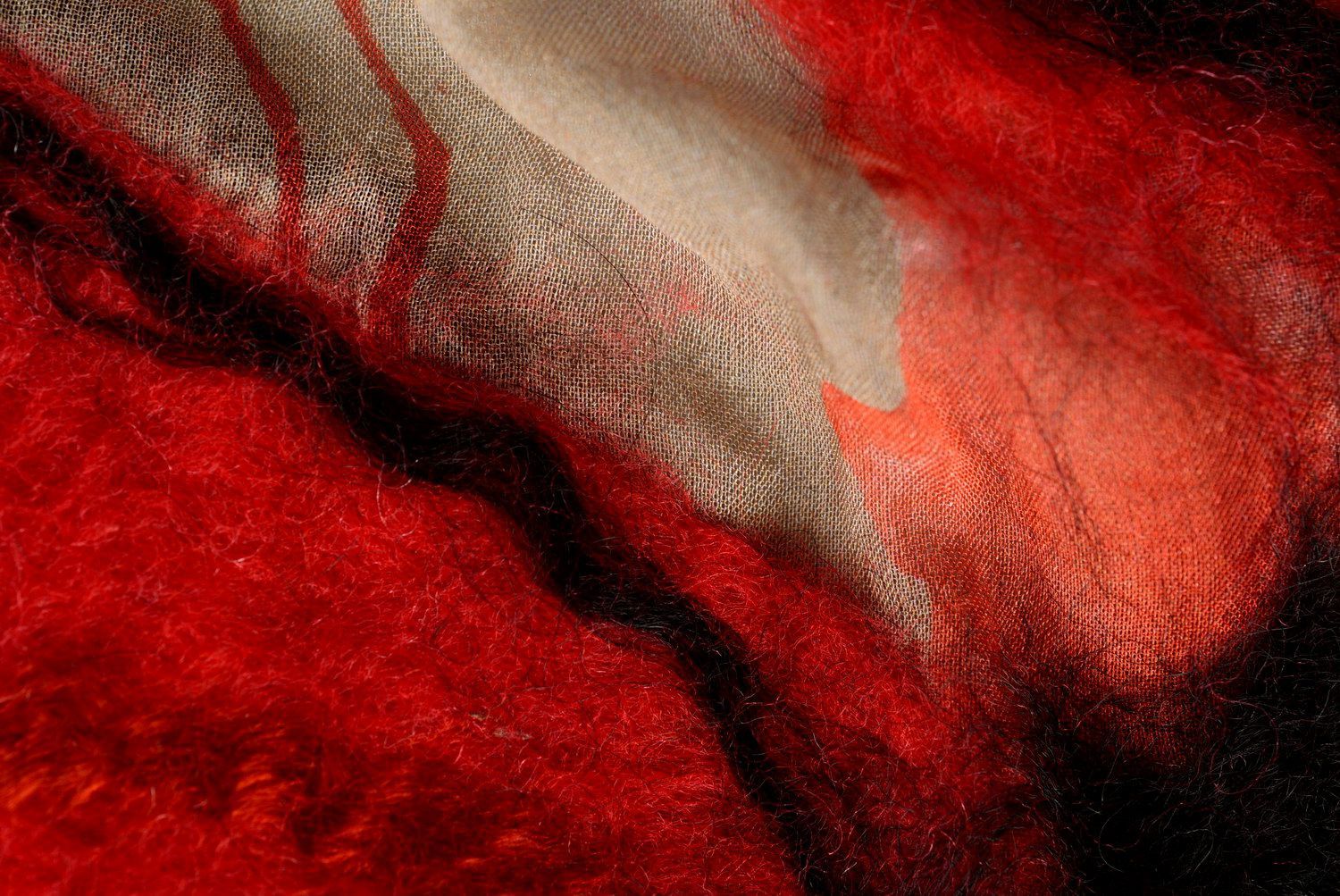 Платок из шерсти и шелка в технике нунофелтинг Красные цветы фото 2