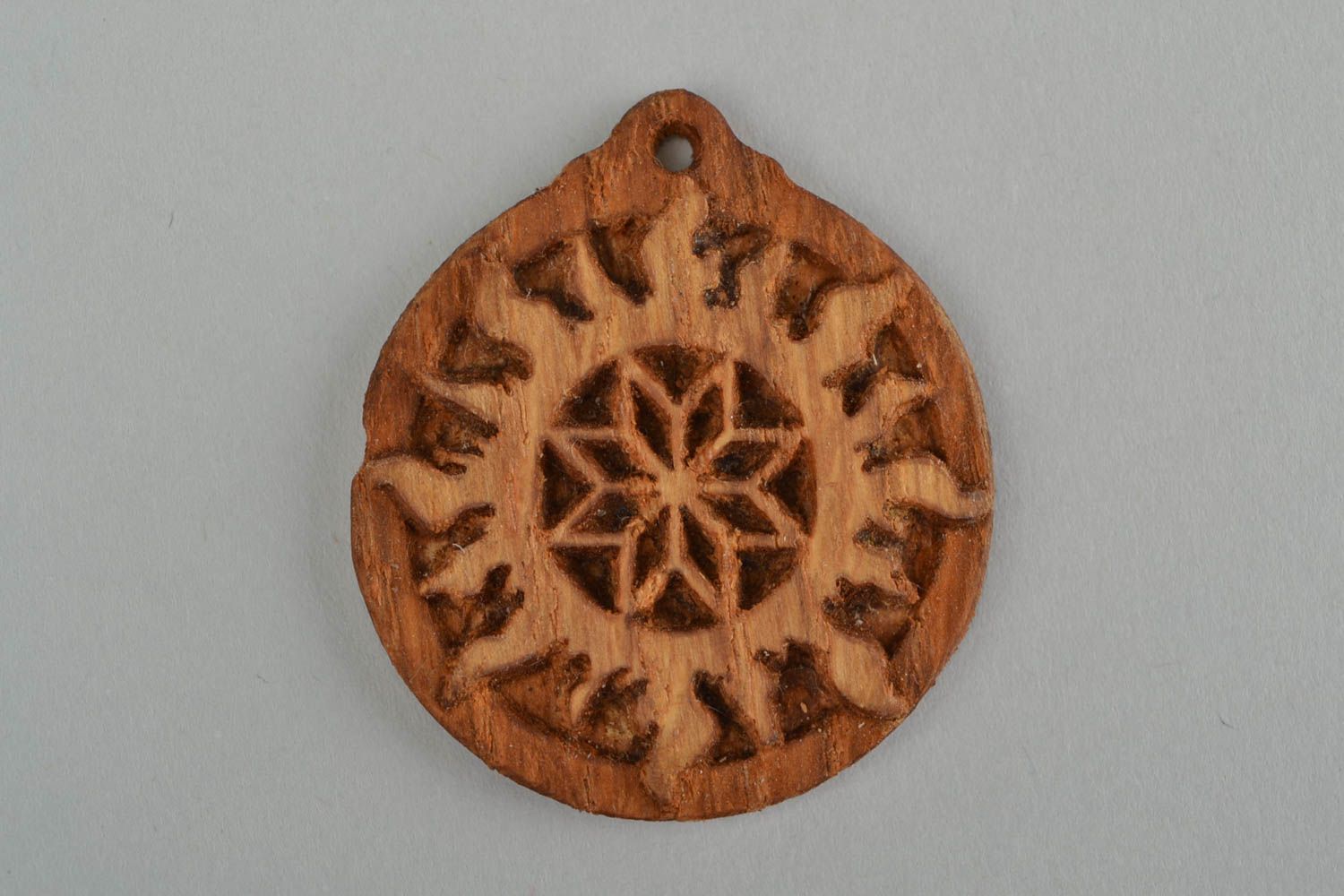 Pendentif sculpté en bois fait main rond ethnique slave avec symbole Alatyr photo 3