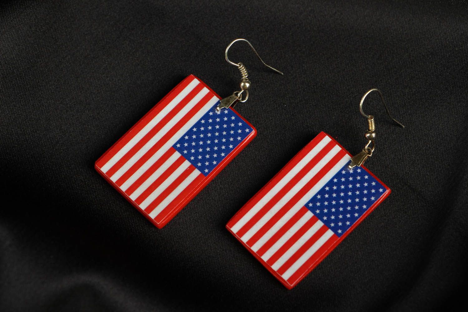 Brincos artesanais de cerâmica plástica e decorados com a imagem da bandeira dos Estados Unidos foto 1