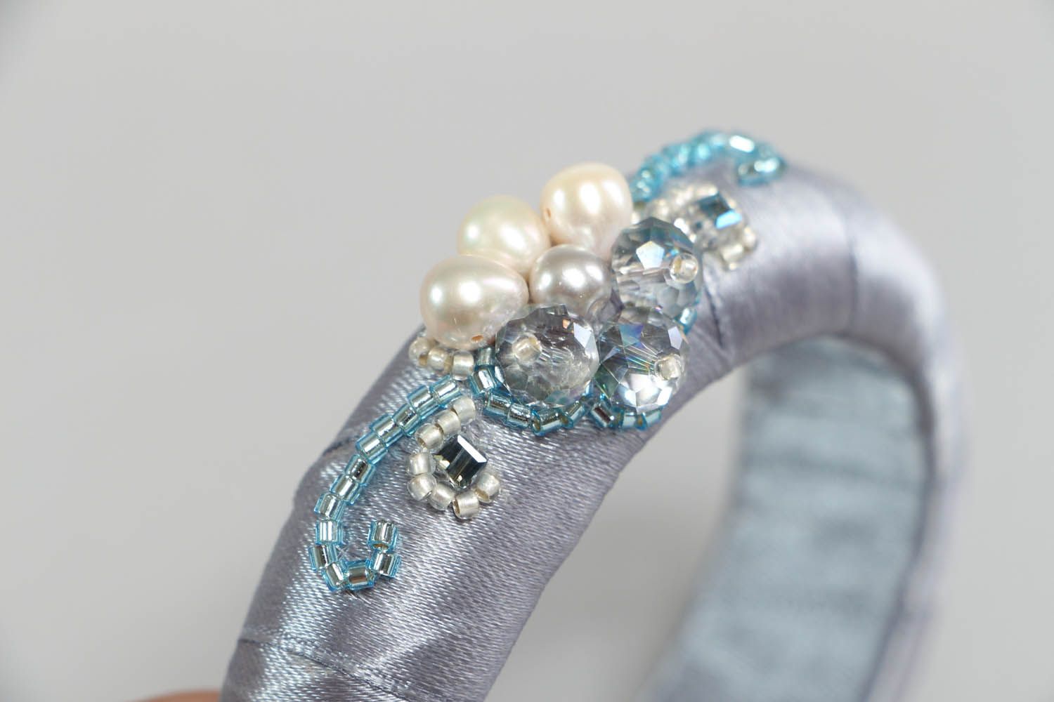 Armband mit Perlen und Glasperlen foto 3