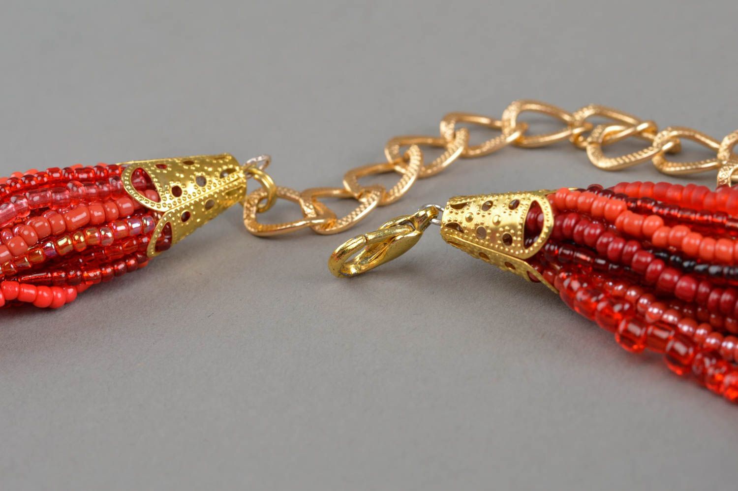 Ожерелье из бисера многорядное красное оригинальное ручной работы Волны фото 4