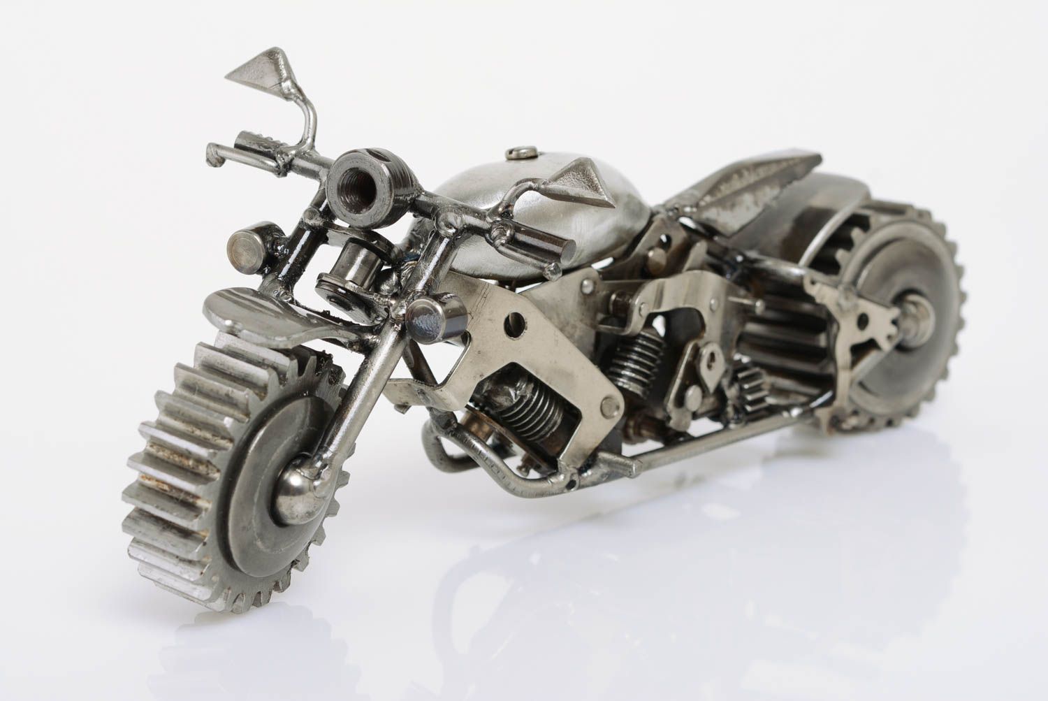 Figurilla artesanal de los detalles metálicos con forma de moto  foto 1