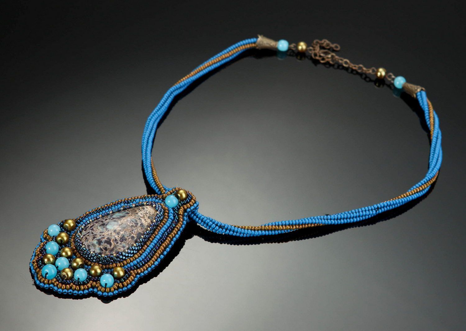 Pendentif artisanal style ethnique en daim bleu photo 3