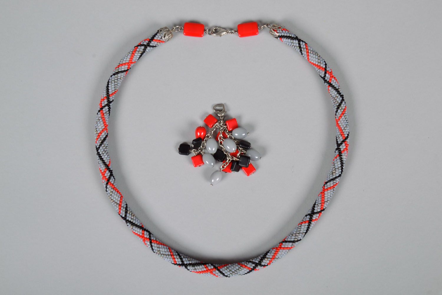 Collier en perles de rocaille fait main blanc-rouge-noir original pour femme photo 3