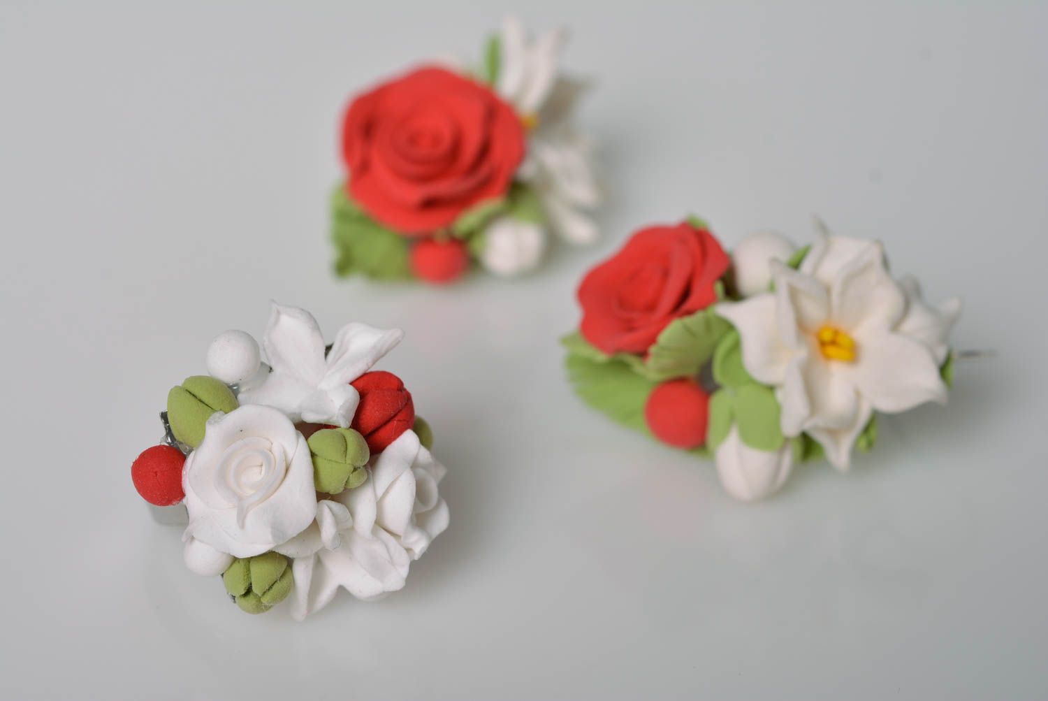 Ensemble boucles d'oreilles et bague avec fleurs en pâte polymère faites main photo 5