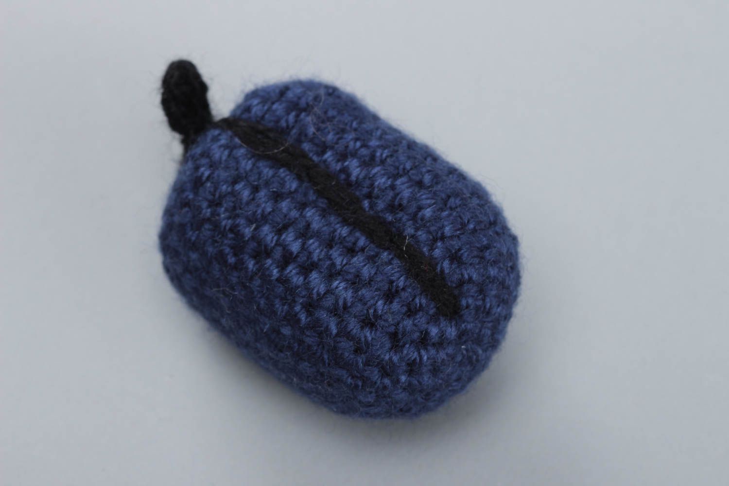 Jouet mou fruit tricoté en fils acryliques au crochet fait main bleu Prune photo 2