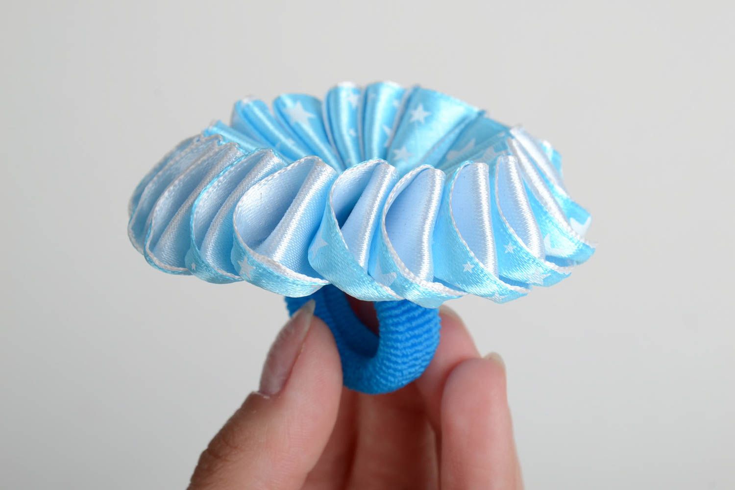 Объемная резинка для волос с цветком в технике канзаши голубая ручной работы фото 5