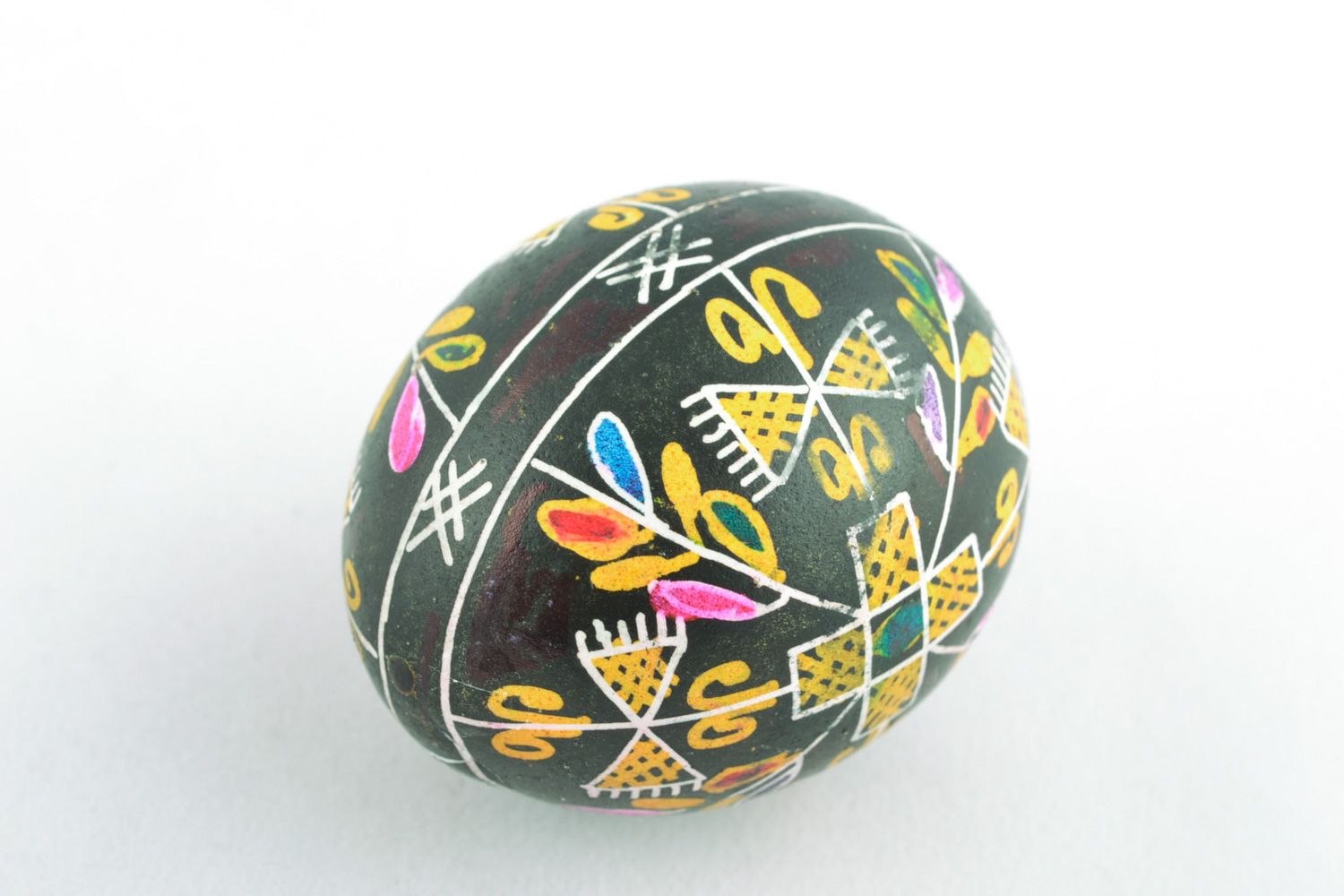 Huevo de Pascua con pintura artística foto 3
