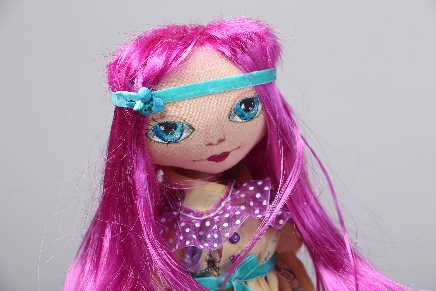 Авторская кукла из ткани с длинными волосами на подставке Хиппи фото 2