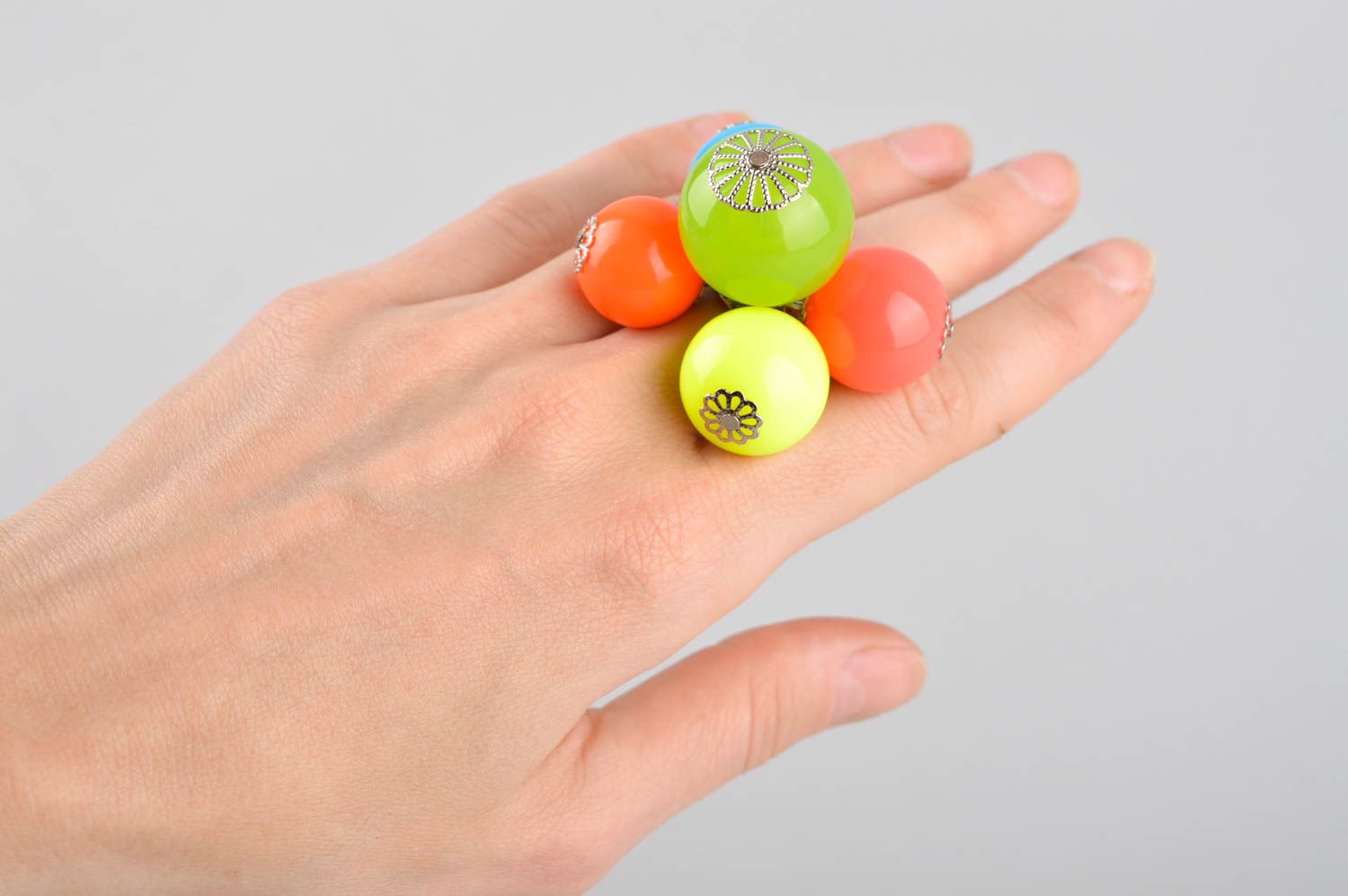 Кольцо из бусин кольцо ручной работы модное кольцо воздушные шарики красивое фото 5