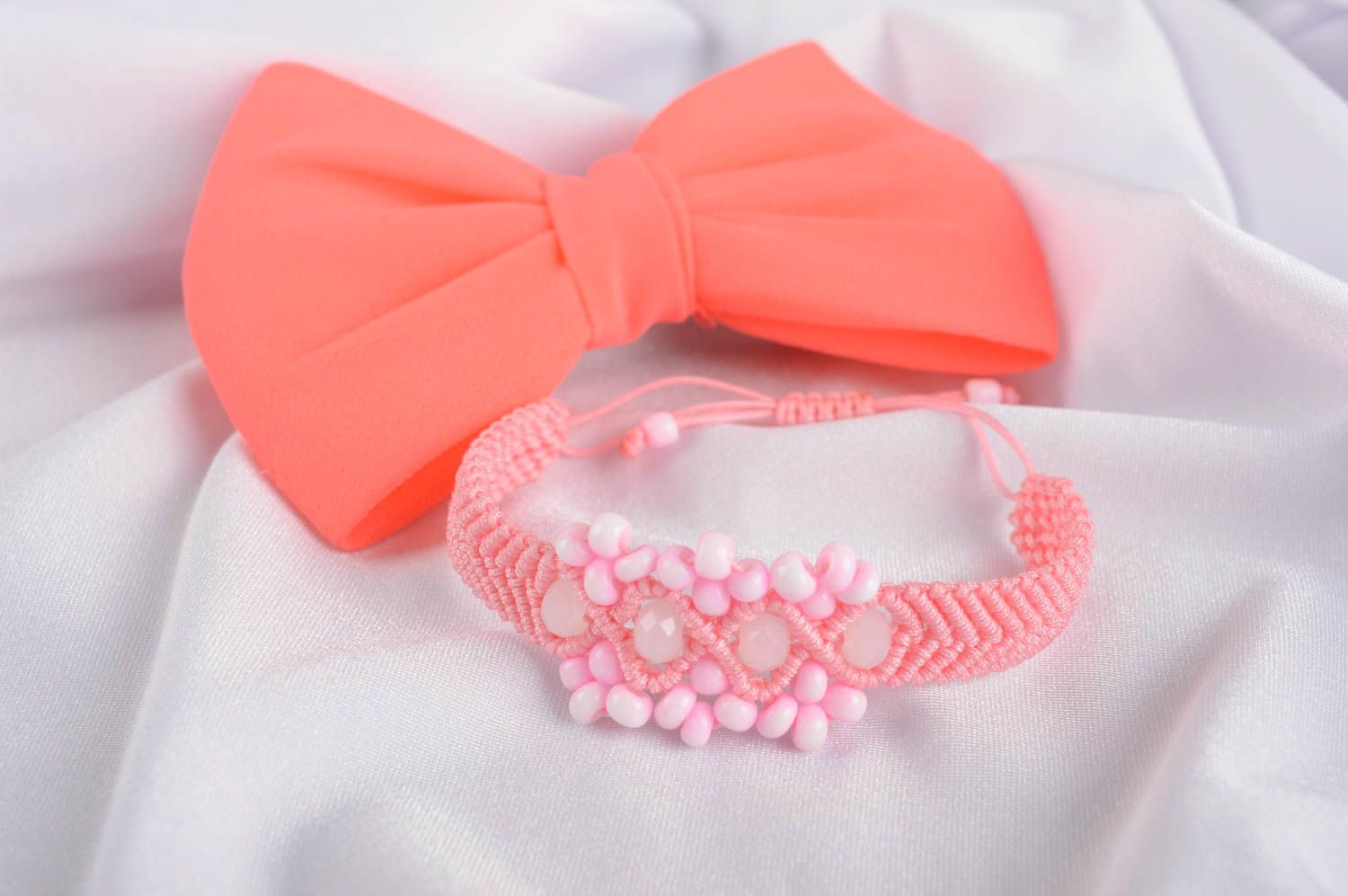 Bracelet textile Bijou fait main rose fils perles de rocaille Accessoire femme photo 1