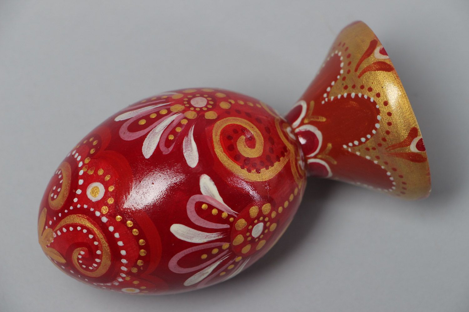 Huevo de Pascua artesanal pintado rojo dorado elegante foto 5
