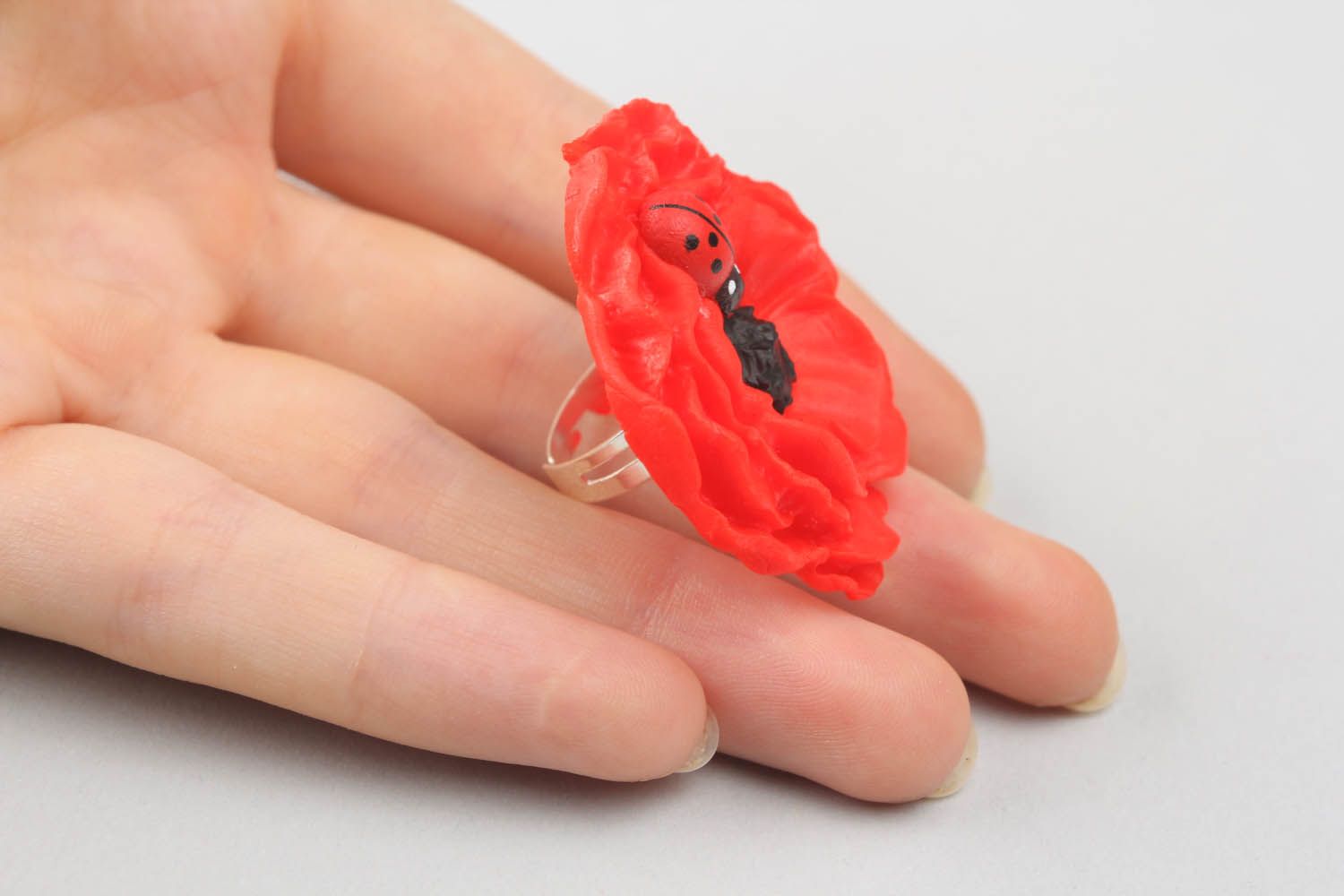 Anel vermelho de argila de polímero feito à mão acessório de mulher artesanal  foto 5