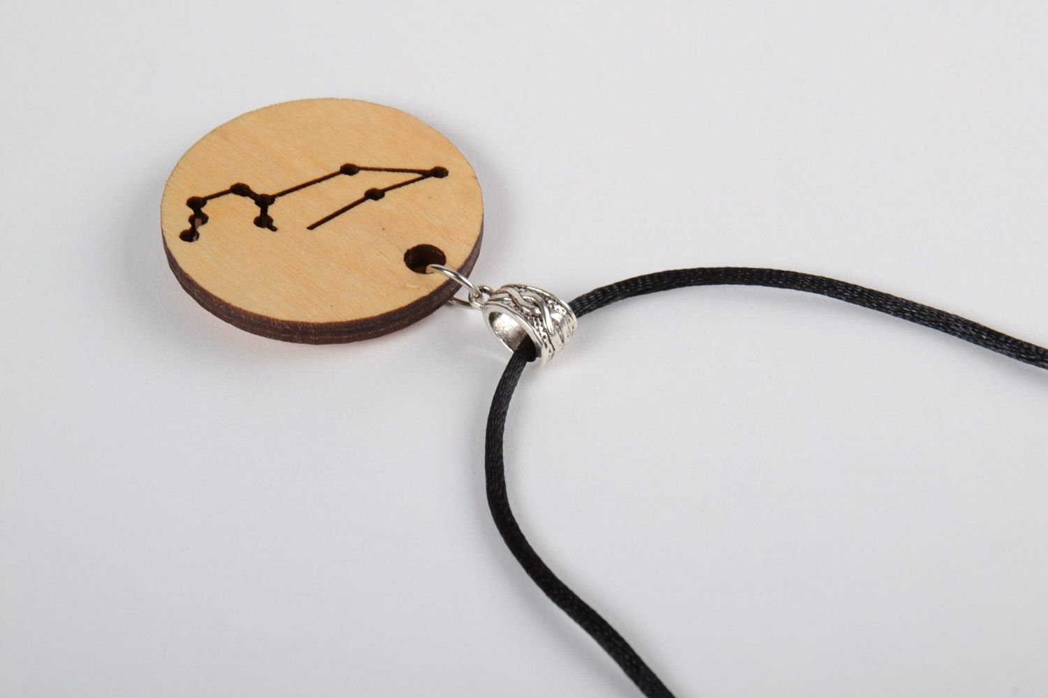 Pendentif en bois fait main rond avec cordon avec signe du zodiaque lion photo 5
