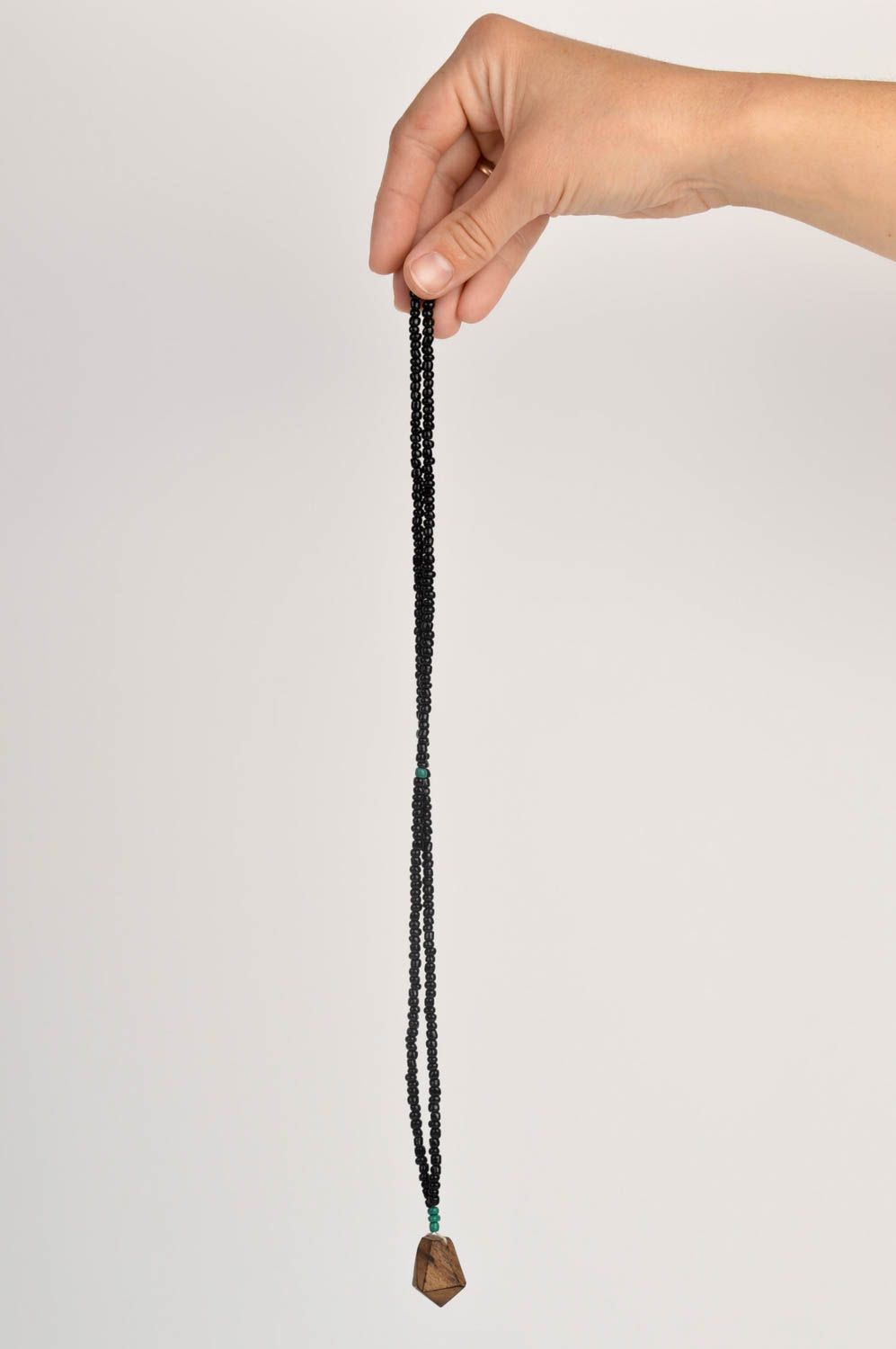 Кулон ручной работы украшение на шею аксессуар из дерева и бусин черный кулон фото 2