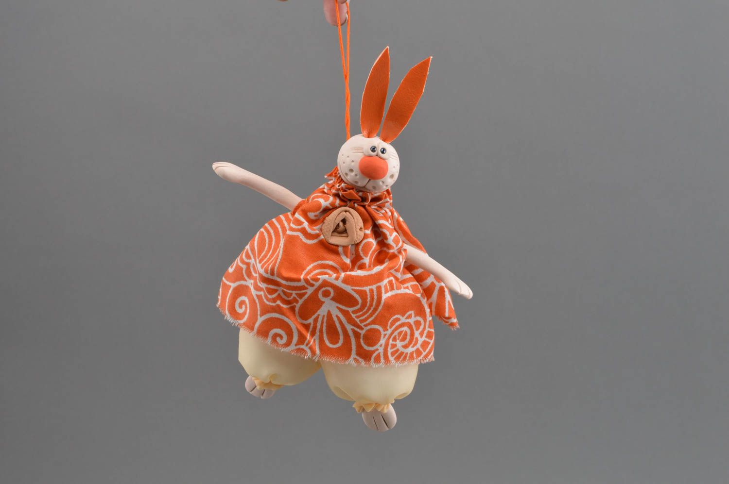 Игрушка зайчик для декора из глины фаянса и хлопка ручной работы оранжевая фото 2