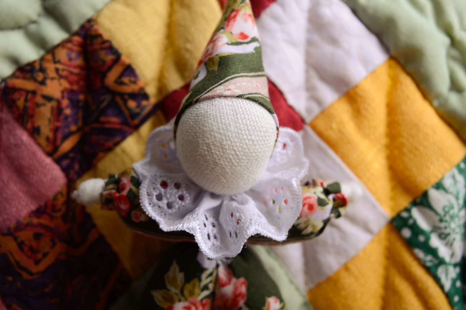 Künstlerische Puppe aus Textil foto 2