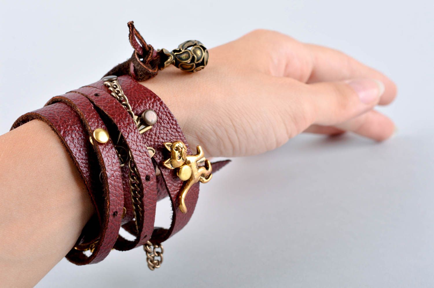 Bracelet manchette rouge Bijoux cuir fait main Accessoires femme design original photo 5
